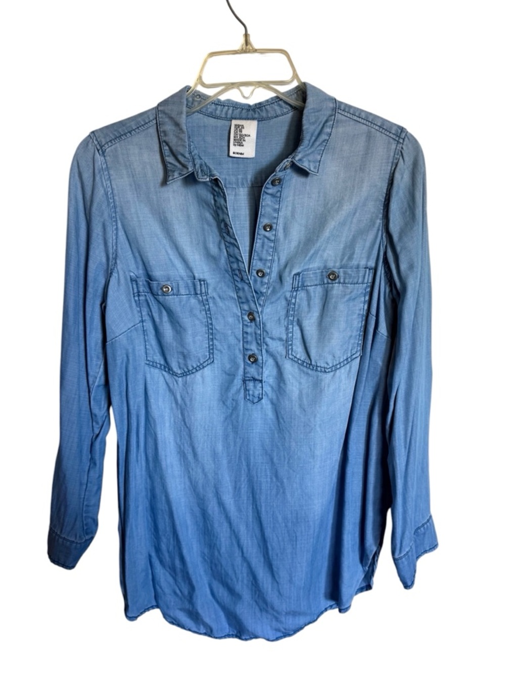 H&M MAMA MaternityLight Wash Chambray/Lt weight denim Henley Button Top Blue XS